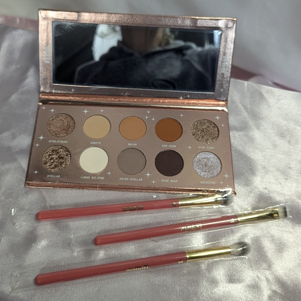 Eyeshadow Palette and Alamor Brush Trio